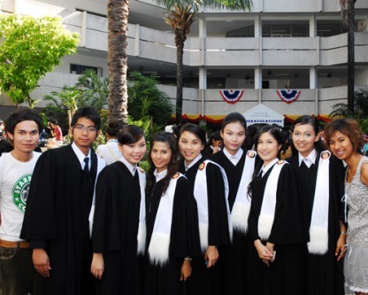 ชุดครุยธรรมศาสตร์